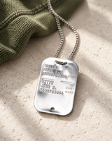 Originalt Dansk Dogtag med kæde på lys sten ved olivengrønt stof